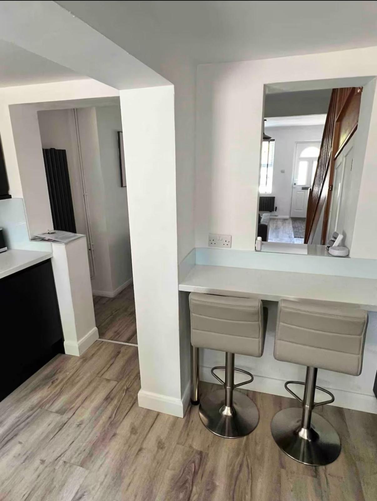 Modern 2 Bed House In Rainham, Kent - Central Location Рейнхем Экстерьер фото